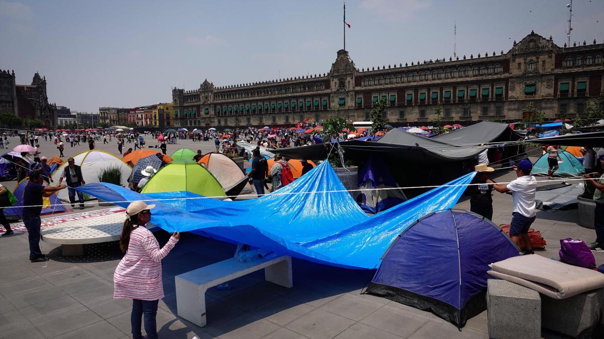 A horas del cierre de Claudia Sheinbaum, CNTE mantienen presencia en el Zócalo