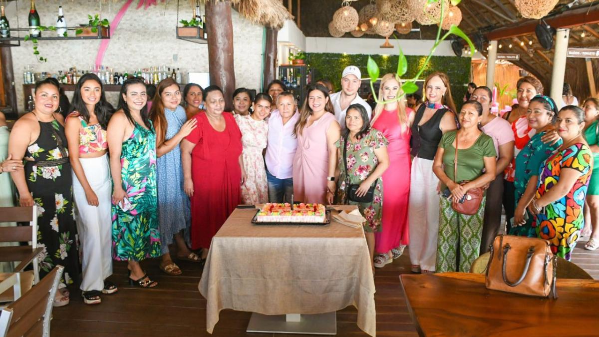 Más de 200 mujeres en Playa del Carmen se suman al movimiento ‘Por ella, por todas’ en apoyo a Sheinbaum