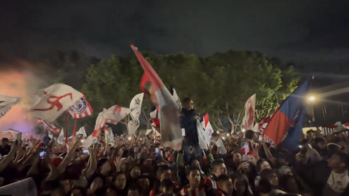 VIDEO: Chivas recibe espectacular serenata de su afición previo a la semifinal de vuelta ante América