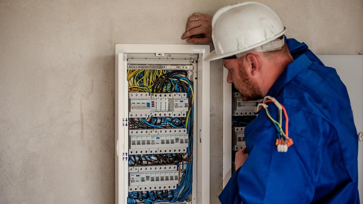 Electricistas, plomeros y más: Trabajos que no pueden ser reemplazados por la IA