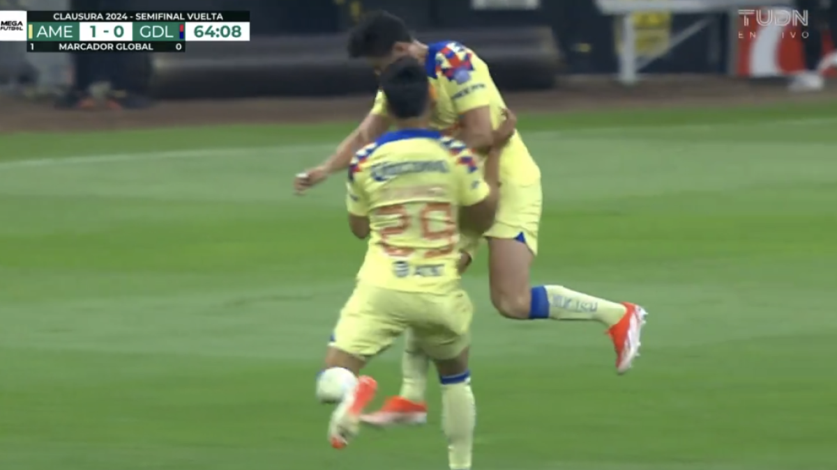 América vs Chivas | Israel Reyes y Ramón Juárez sufren terrible choque de cabezas (VIDEO)