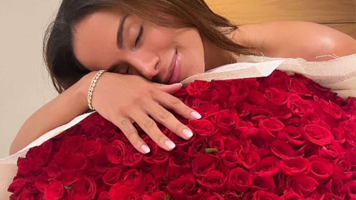 Le mandan a Anitta enorme ramo de rosas buchón ¿fue Peso Pluma? (FOTO)