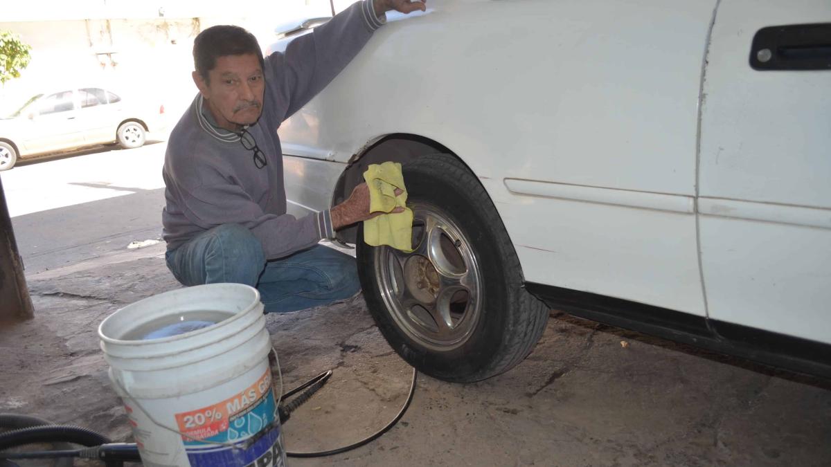 ¡Padre ejemplar! A sus 72 años Jesús Abel, lava carros para sacar adelante a su hija Mabel en Culiacán