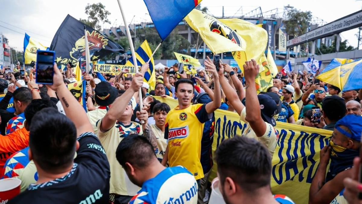 Final América vs Cruz Azul | Afición hace portazo y logran meterse masivamente al Estadio Azteca (VIDEO)