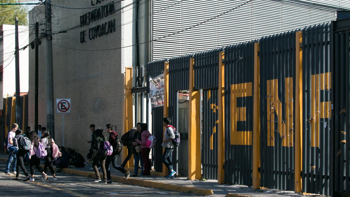 Desalojan Prepa 6 debido a una fuga de gas en un inmueble aledaño al plantel