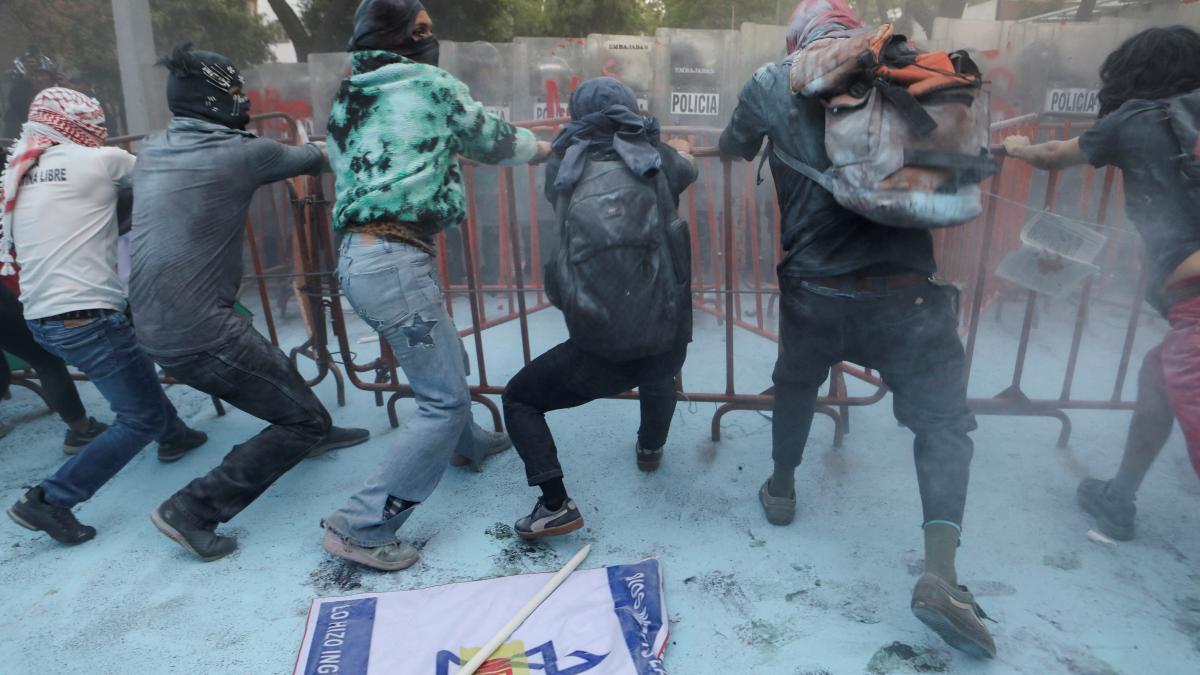 Chocan policías y manifestantes pro-Palestina