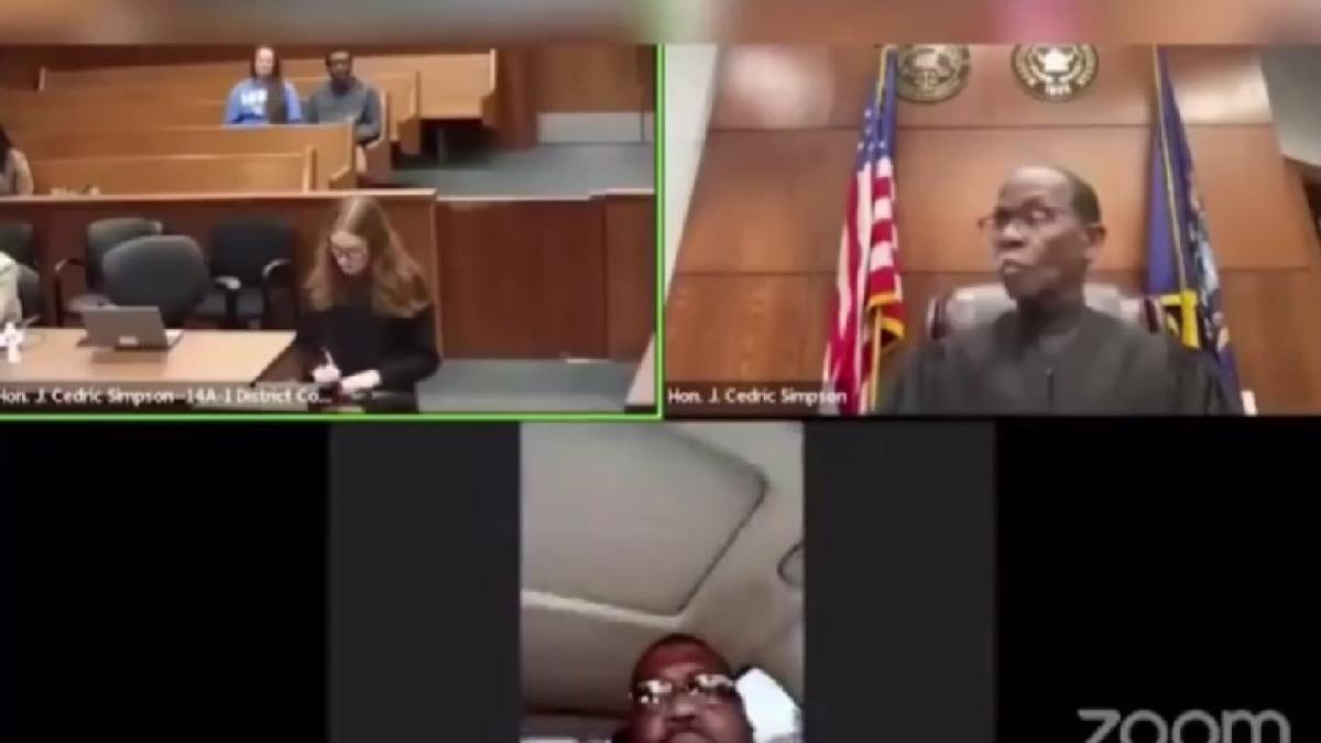 Hombre con la licencia de conducir vencida se conecta por Zoom a audiencia mientras manejaba | VIDEO