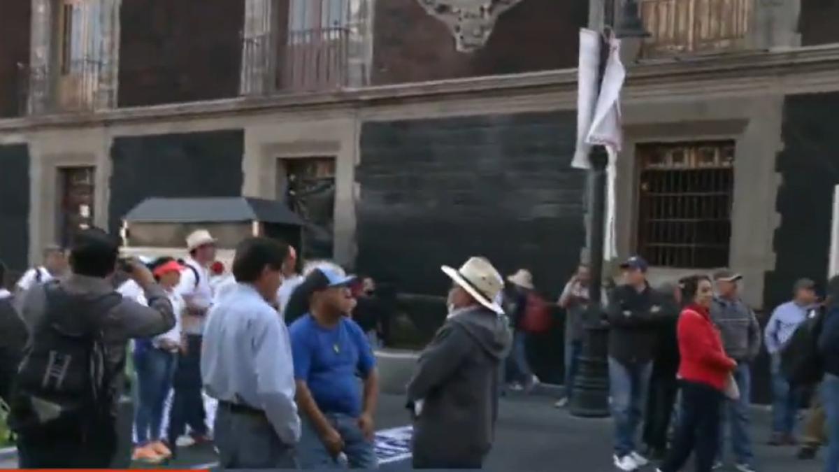 Profesores del Colegio de Bachilleres protestan frente a oficinas de la SEP, en el Centro Histórico