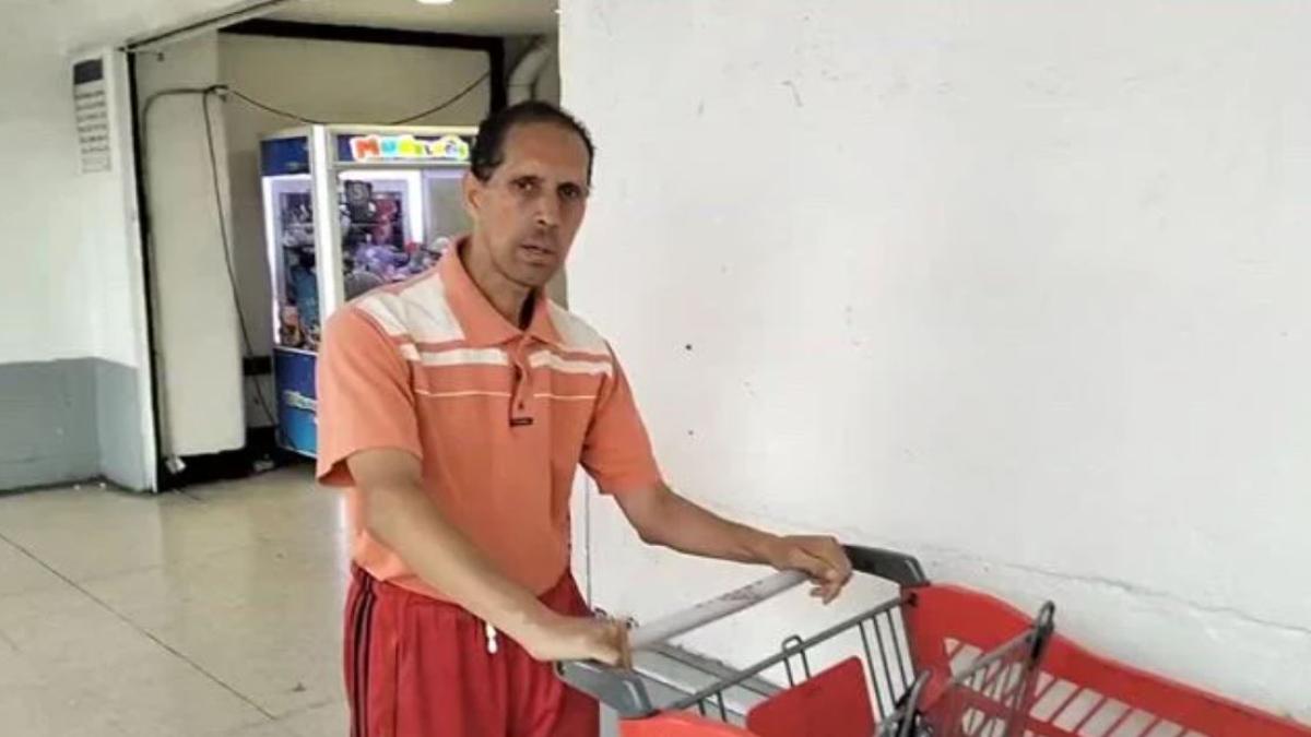 Miguel Luis, comediante de Eugenio Derbez, reaparece acomodando carritos del super: 'no hay chamba'