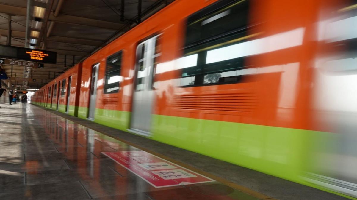 Metro CDMX: Reportan retrasos en la Línea 8, por 2 vagones parados