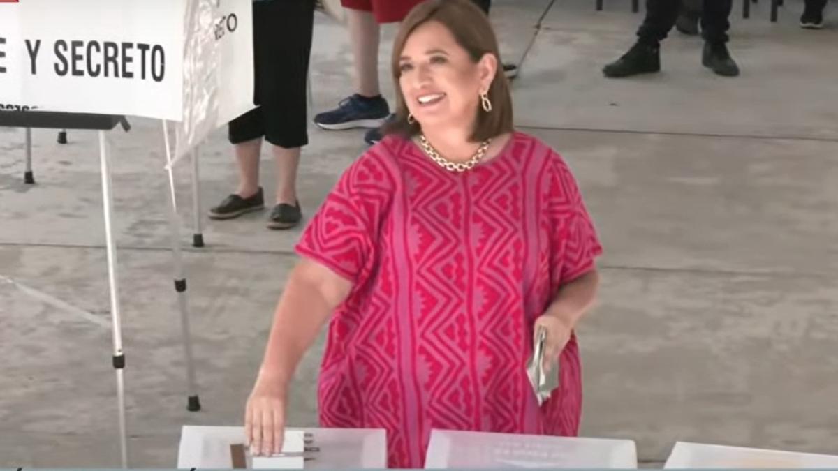 Tras casi 3 horas de hacer fila, Xóchitl Gálvez, candidata presidencial de Fuerza y Coalición por México, emite su voto