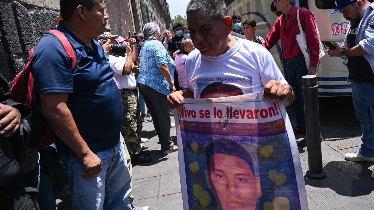 Reprocha AMLO a abogados de padres de normalistas poner obstáculos a indagatoria del caso Ayotzinapa