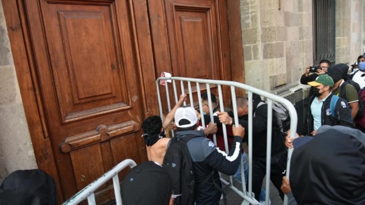 CNTE da portazo en Palacio Nacional y se enfrenta con policías, luego de su reunión con AMLO