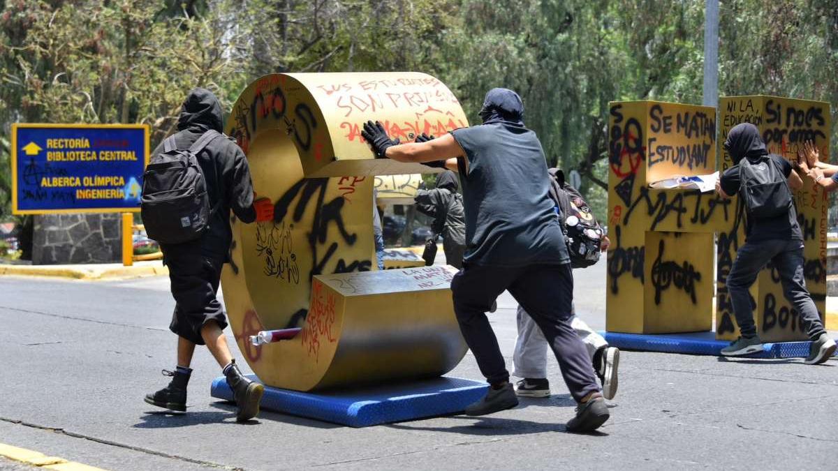 ‘Fuera porros de la UNAM’, exigen encapuchados tras bloqueo en Av. Insurgentes