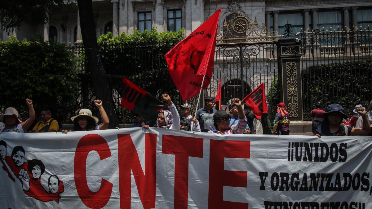 Maestros de la CNTE condenan en la Segob supuesta agresión