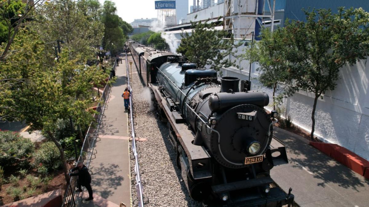 Así se ve la locomotora La Emperatriz en su paso por la CDMX; ¿hasta qué hora puedes tomarte foto? | VIDEO