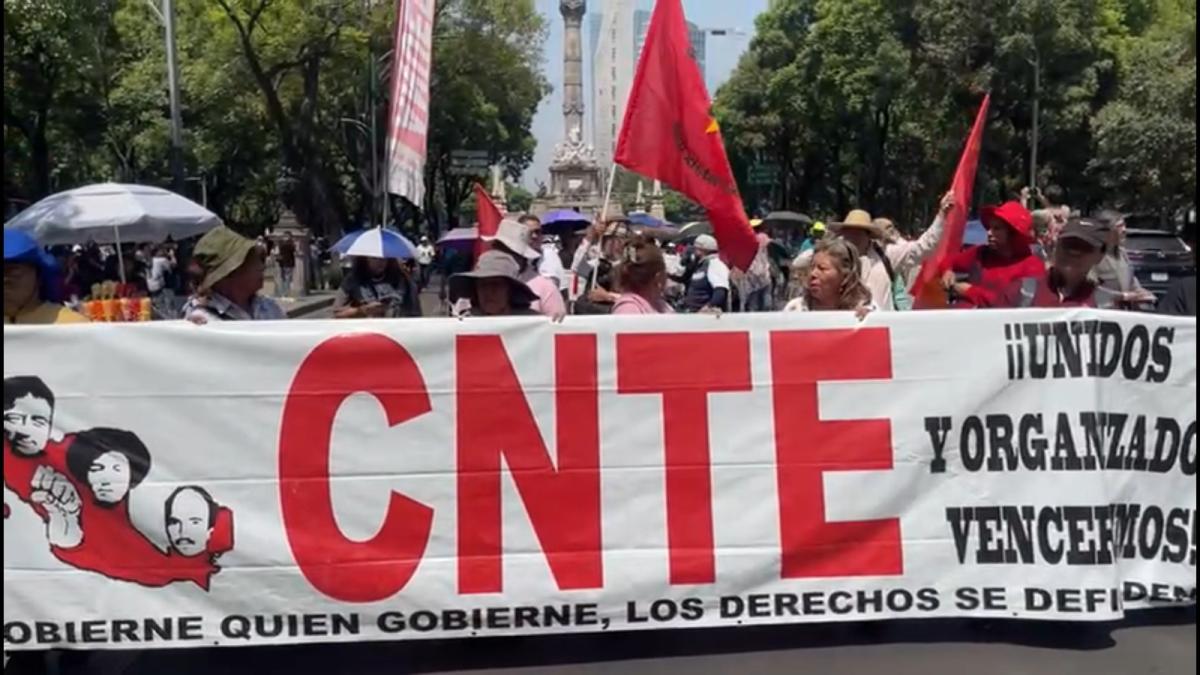 CNTE 'dio la cara' al rescatar la educación pública de neoliberalismo: AMLO