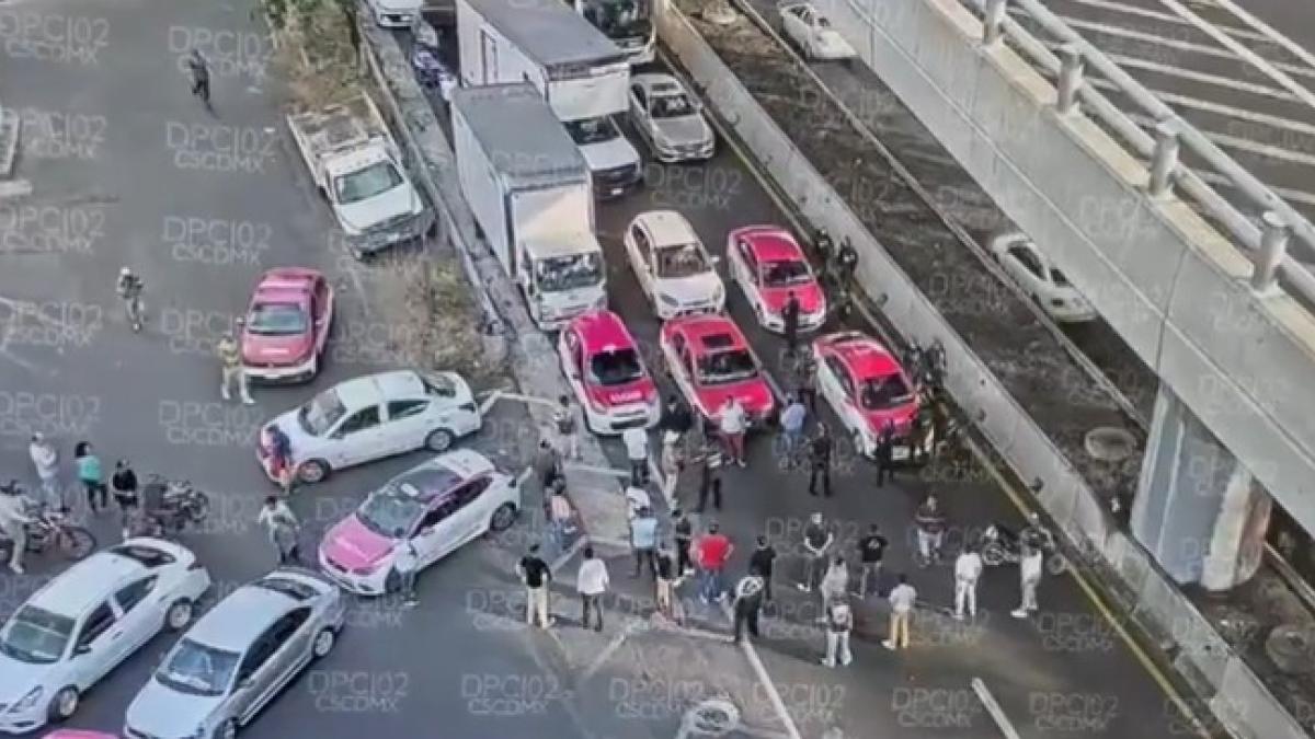 Taxistas provocan caos por bloqueo en Insurgentes Sur; se enfrentan con policías | VIDEO