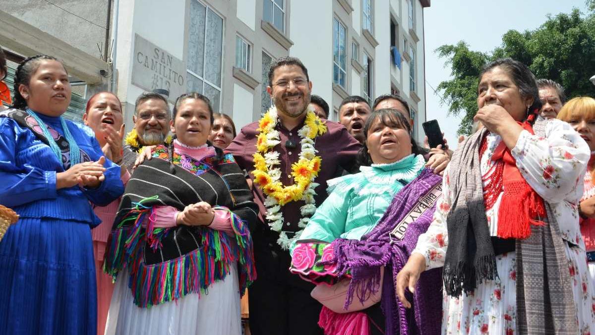 Martí Batres entrega Unidad Habitacional 'San Camilito 13' a comunidad indígena