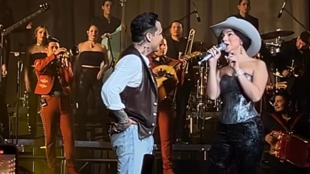 Christian Nodal y Ángela Aguilar se besan en pleno concierto y presumen su amor: 'Te amo' | VIDEO