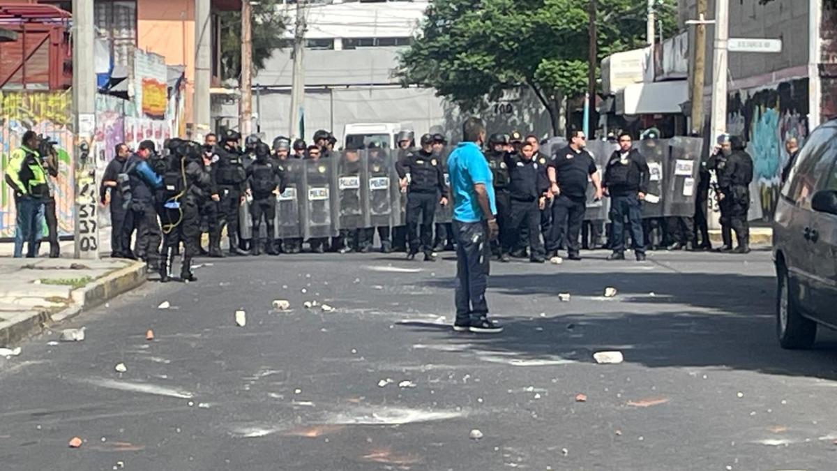 Tras riña entre policías y vecinos, muere un adulto mayor en Iztapalapa