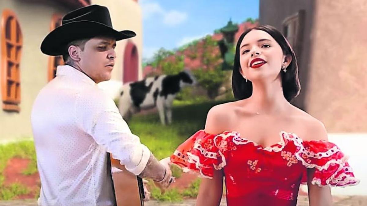 Afirman que Christian Nodal compró una casa para estar cerca de Ángela Aguilar