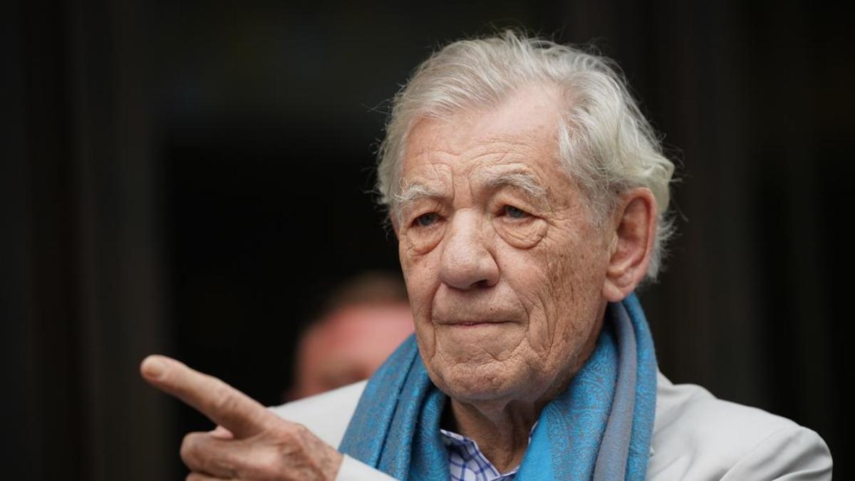 Ian McKellen se recupera en el hospital tras caer de un escenario; este es su estado de salud