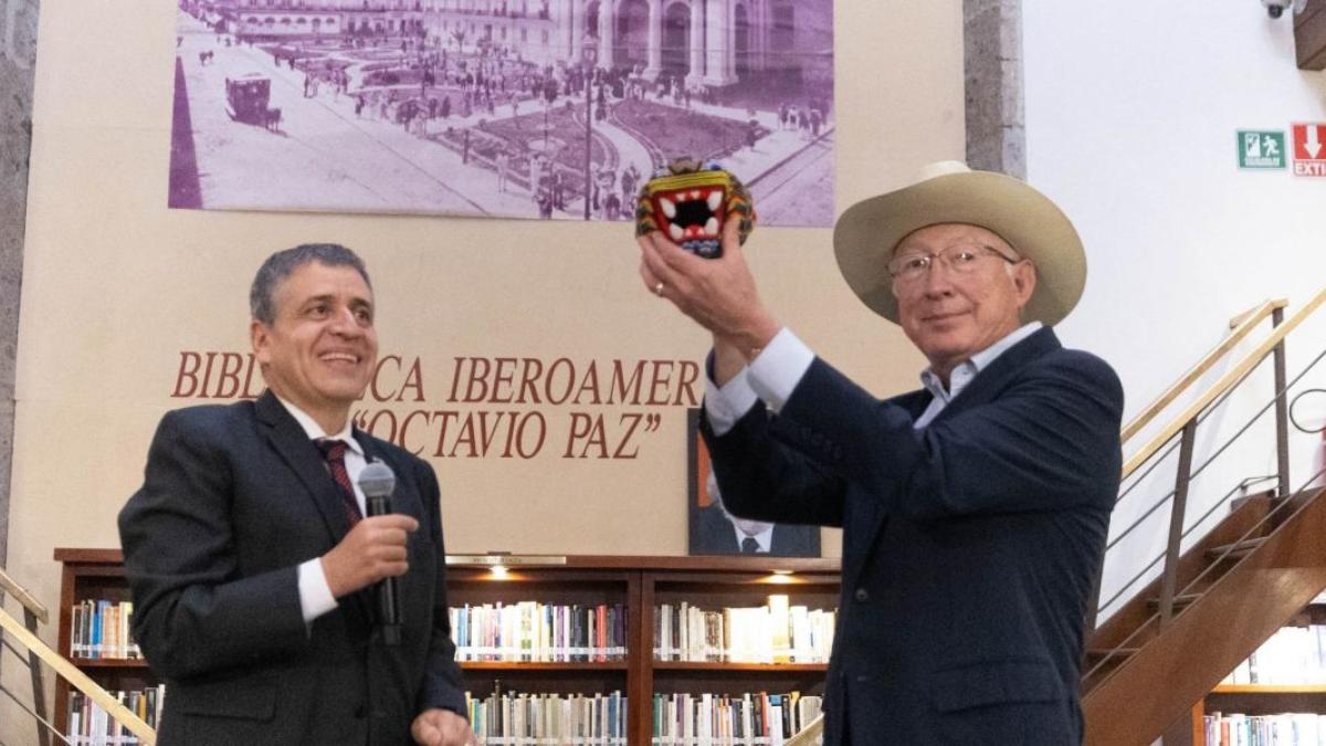 Ken Salazar califica regularización de migrantes como una decisión humanitaria