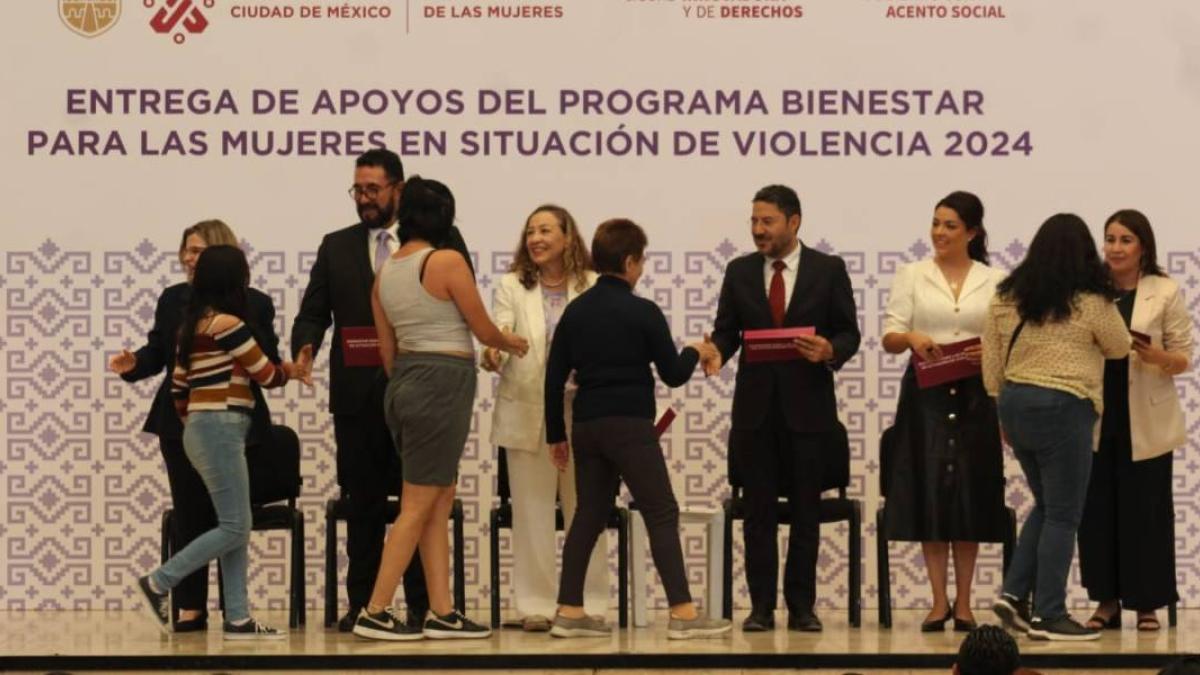 Entregan apoyos de más de 7 mil pesos a mujeres en situación de violencia en CDMX