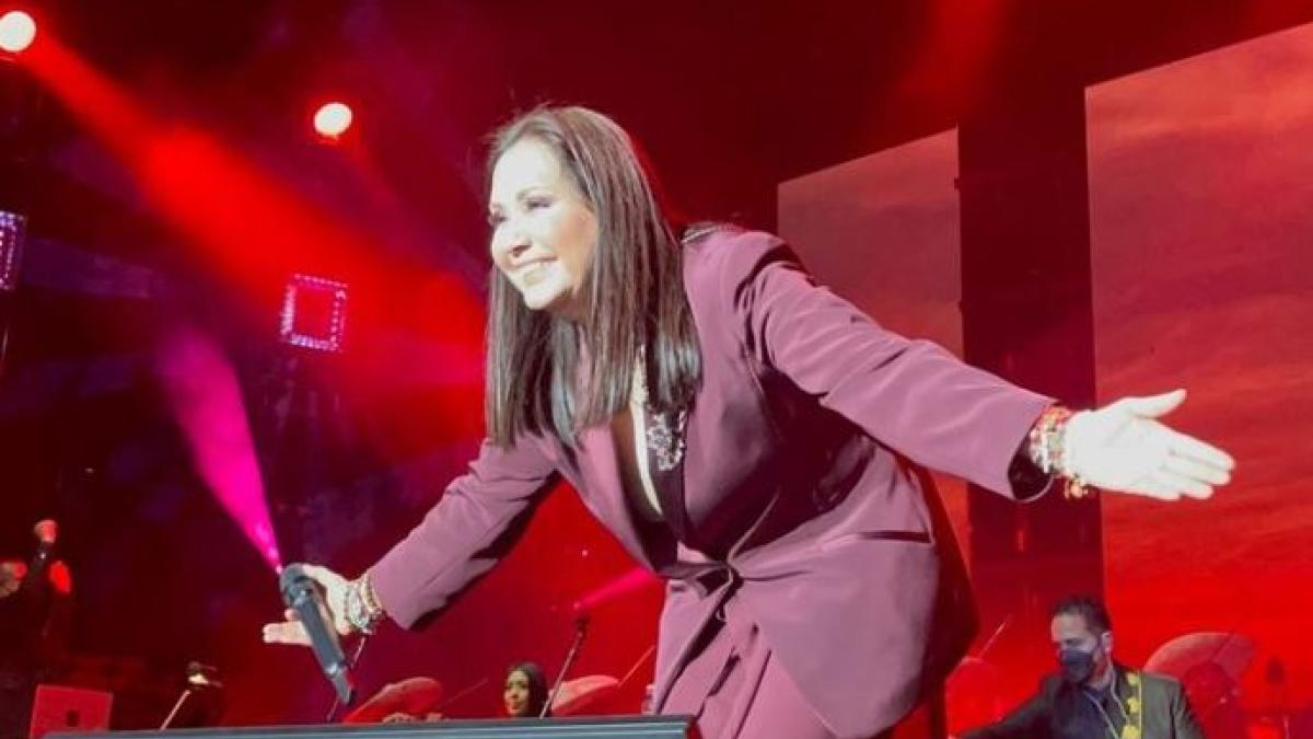 Revelan que Ana Gabriel se casó en secreto con fan peruana que conoció por mensajes