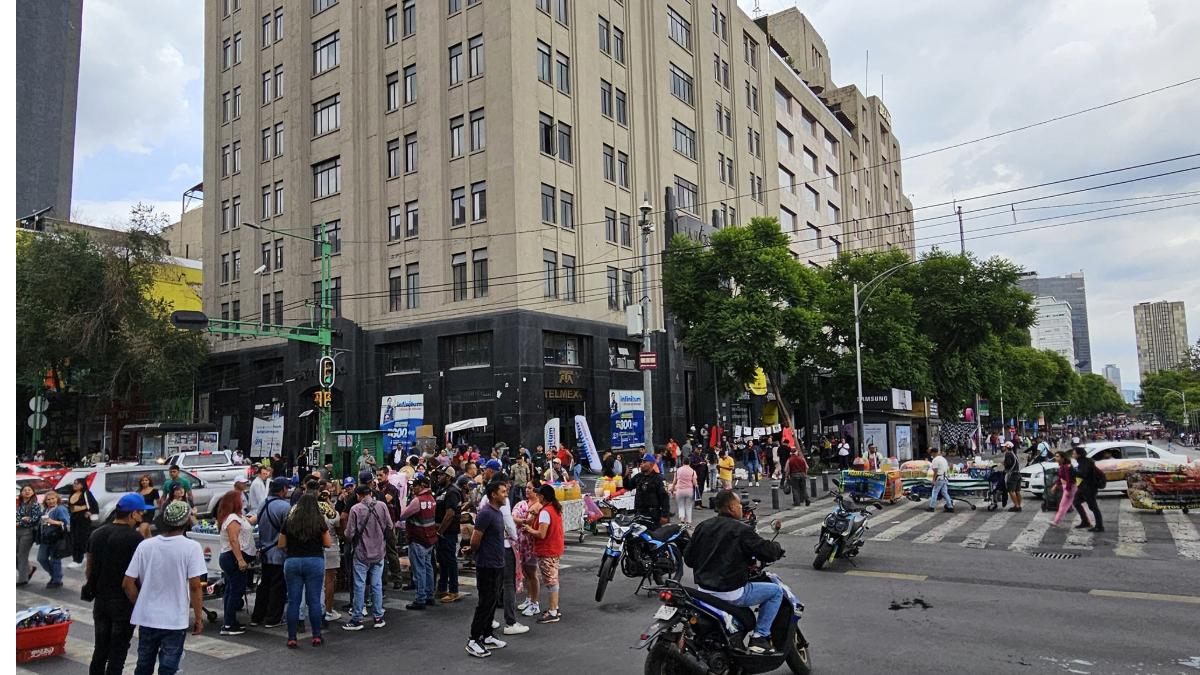 Comerciantes y vendedores ambulantes bloquean Eje Central y Av. Juárez