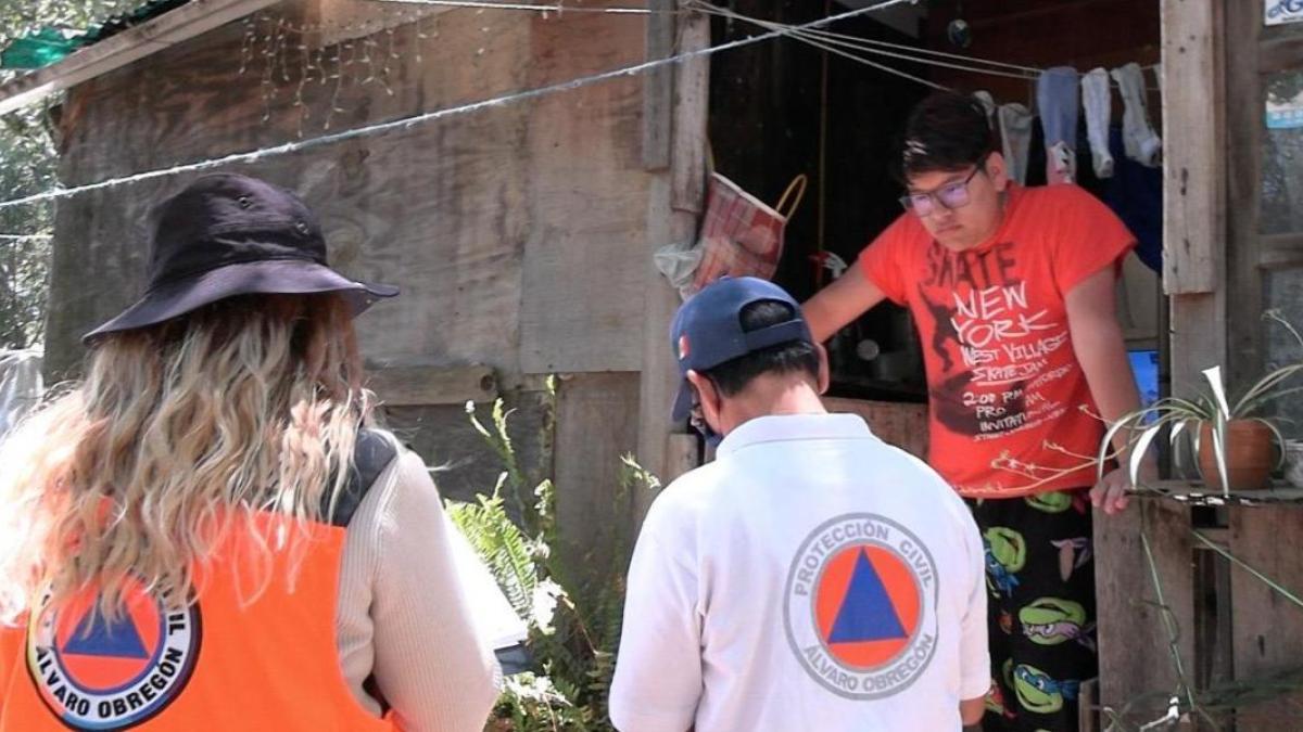 Ante la temporada de lluvias, Lía Limón previene a vecinos que habitan en zonas de riesgo en Álvaro Obregón