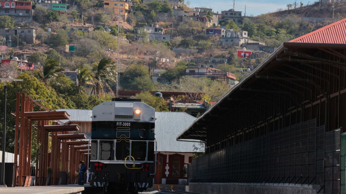 AMLO: Sheinbaum dará continuidad al Corredor Interoceánico; es gran polo de desarrollo, afirma