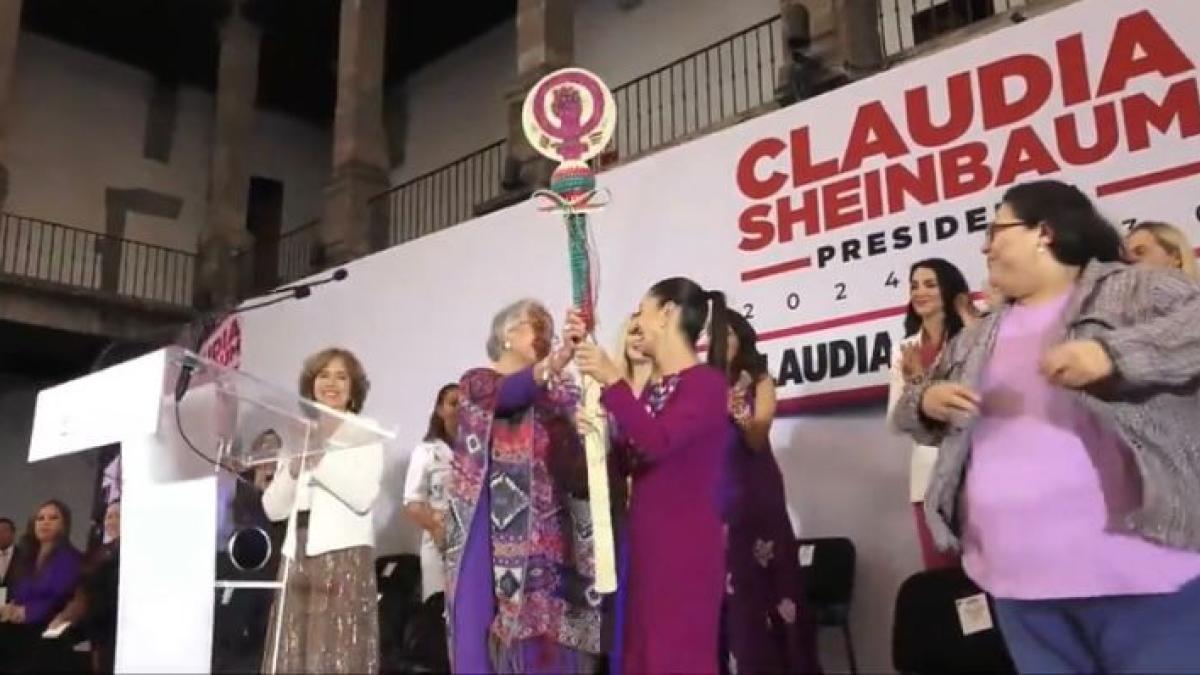 Sheinbaum recibe 'bastón de mando de las mujeres' para concretar agenda feminista como próxima presidenta