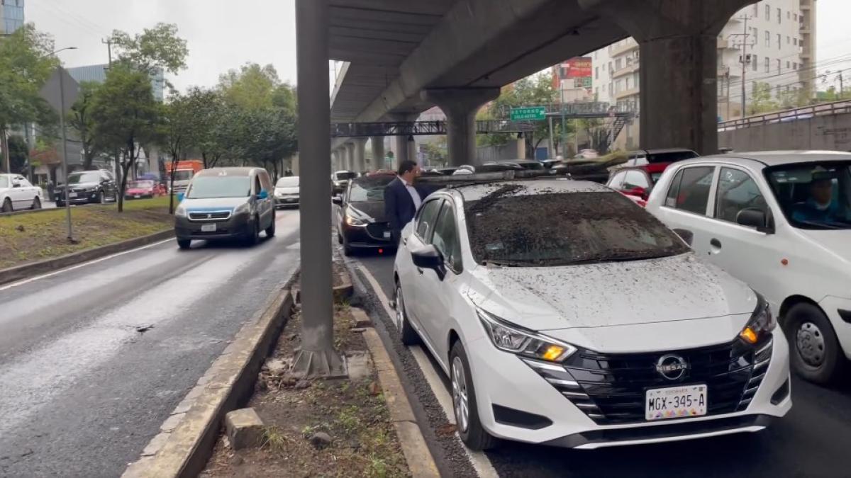 Caen fragmentos de concreto y estructura metálica del Segundo Piso del Periférico, se reportan 2 autos dañados ǀ VIDEO