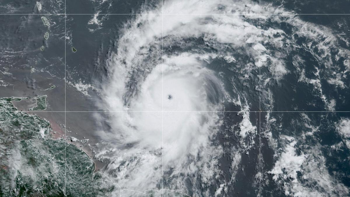 Huracán “Beryl” se intensifica a categoría 3 frente a costas de Quintana Roo