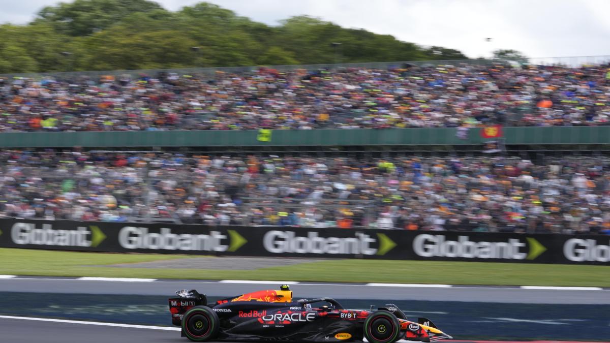 F1 | Checo Pérez saldrá desde la última línea en el Gran Premio de Gran Bretaña; George Russell tiene la pole