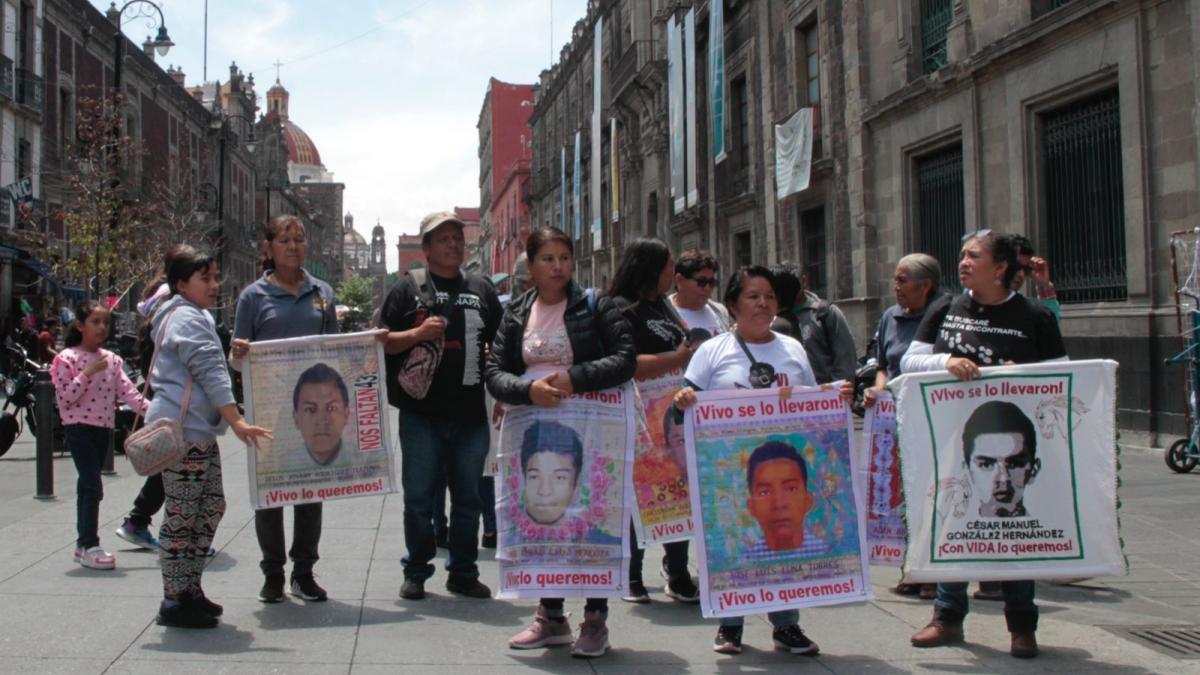 Padres de los 43 normalistas empiezan a recibir más documentos sobre el caso