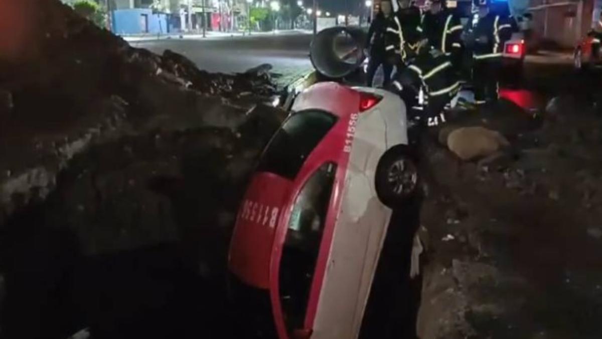 Taxista cae en socavón de más de 4 metros de profundidad en Iztapalapa