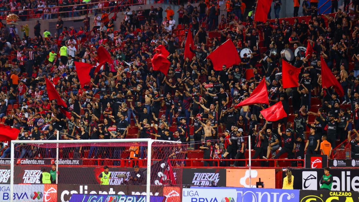 Liga MX: Brutal pelea entre fans de Xolos y Chivas termina con un hombre herido por bala (VIDEO)