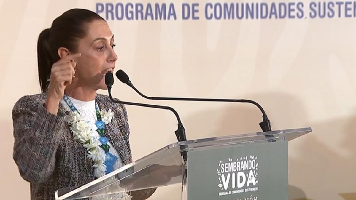 Claudia Sheinbaum se compromete a seguir con programas sociales y a crear apoyos para mujeres