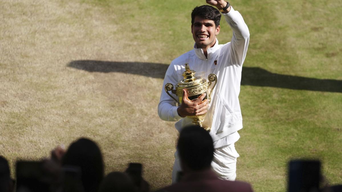 Wimbledon 2024 | Carlos Alcaraz recibe emotiva felicitación de Rafael Nadal tras su coronación