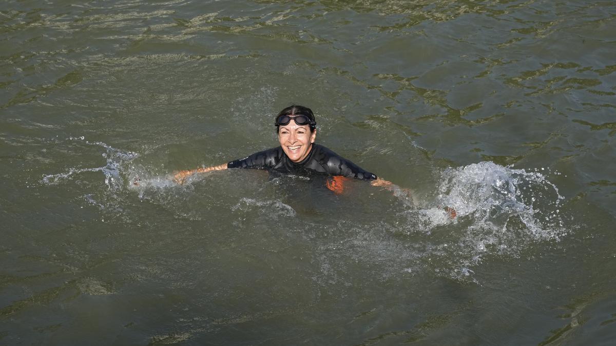 París 2024 | Alcaldesa de París nada en las aguas del río Sena tras críticas sobre la calidad del agua