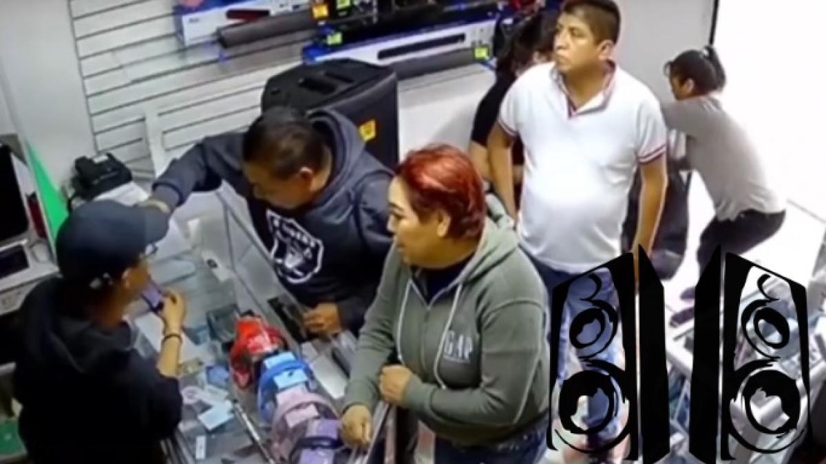 ¡La llevan hasta en bolsa! Entre 5 personas roban bocina a un empleado sin que se dé cuenta | VIDEO