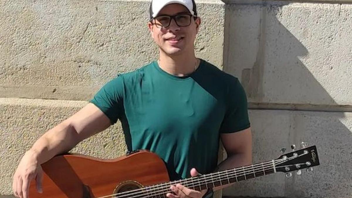 Cantante Ayres Sasaki muere electrocutado tras abrazar a fan ¿qué pasó?