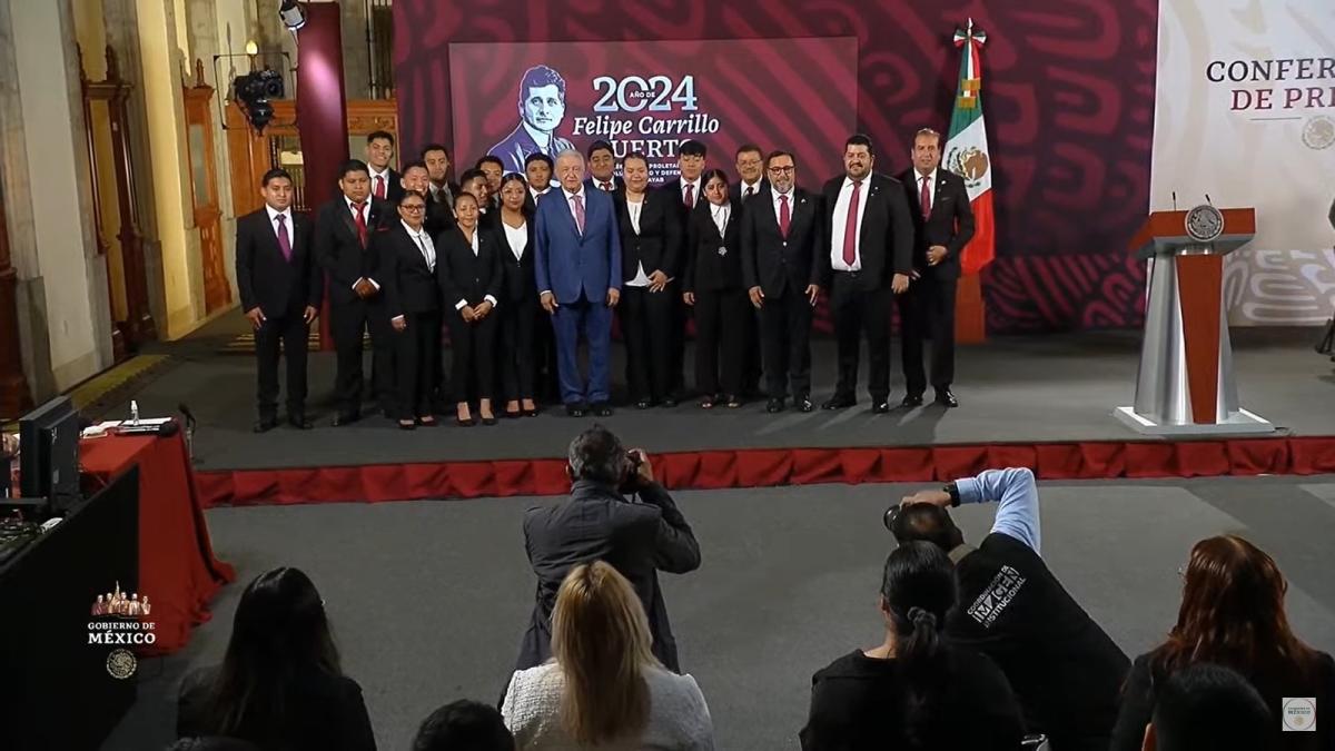 ¡Orgullo nacional! AMLO recibe a primera generación de ingenieros ferroviarios del IPN