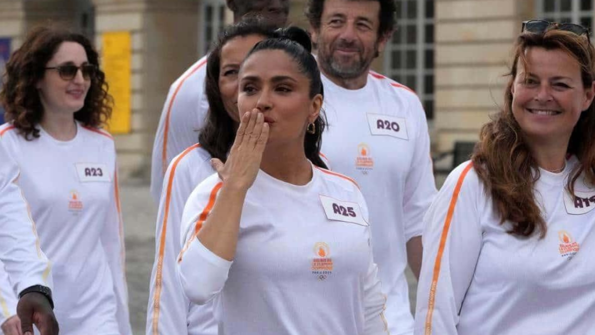 París 2024 | ¿Por qué Salma Hayek portó la Antorcha Olímpica en el Palacio de Versalles?