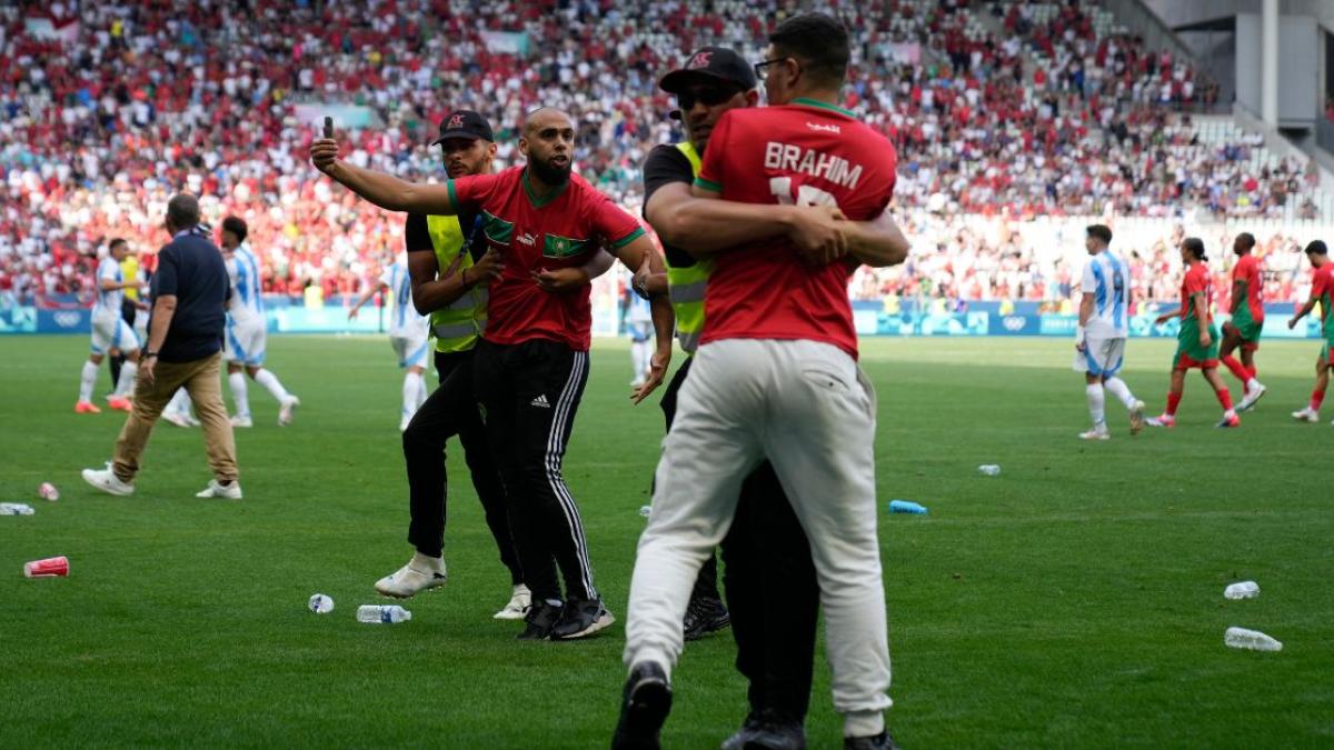 París 2024: El Argentina vs Marruecos, de futbol, termina con invasión, lanzamiento de objetos y un gol anulado