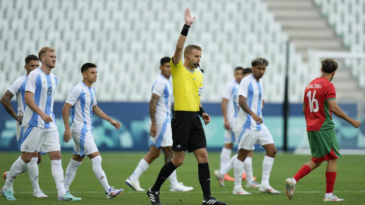 Argentina cae en debut en JO tras 2 horas por gol anulado