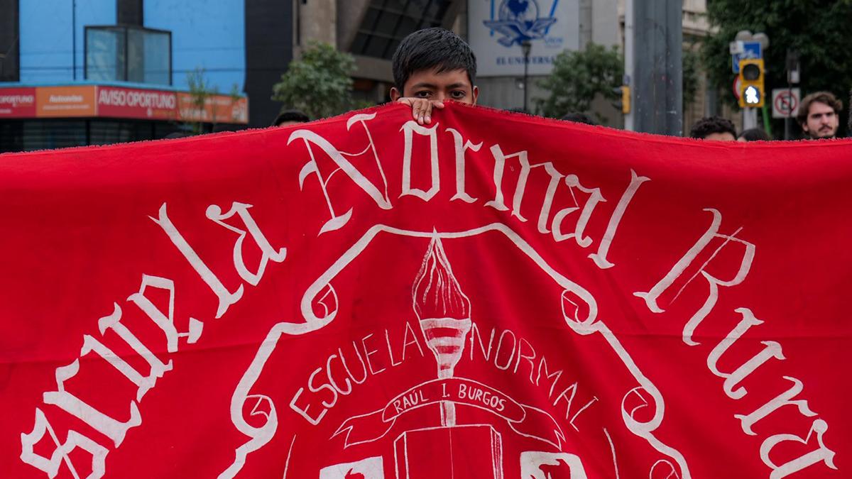 Egresados vandalizan oficinas de la SEG